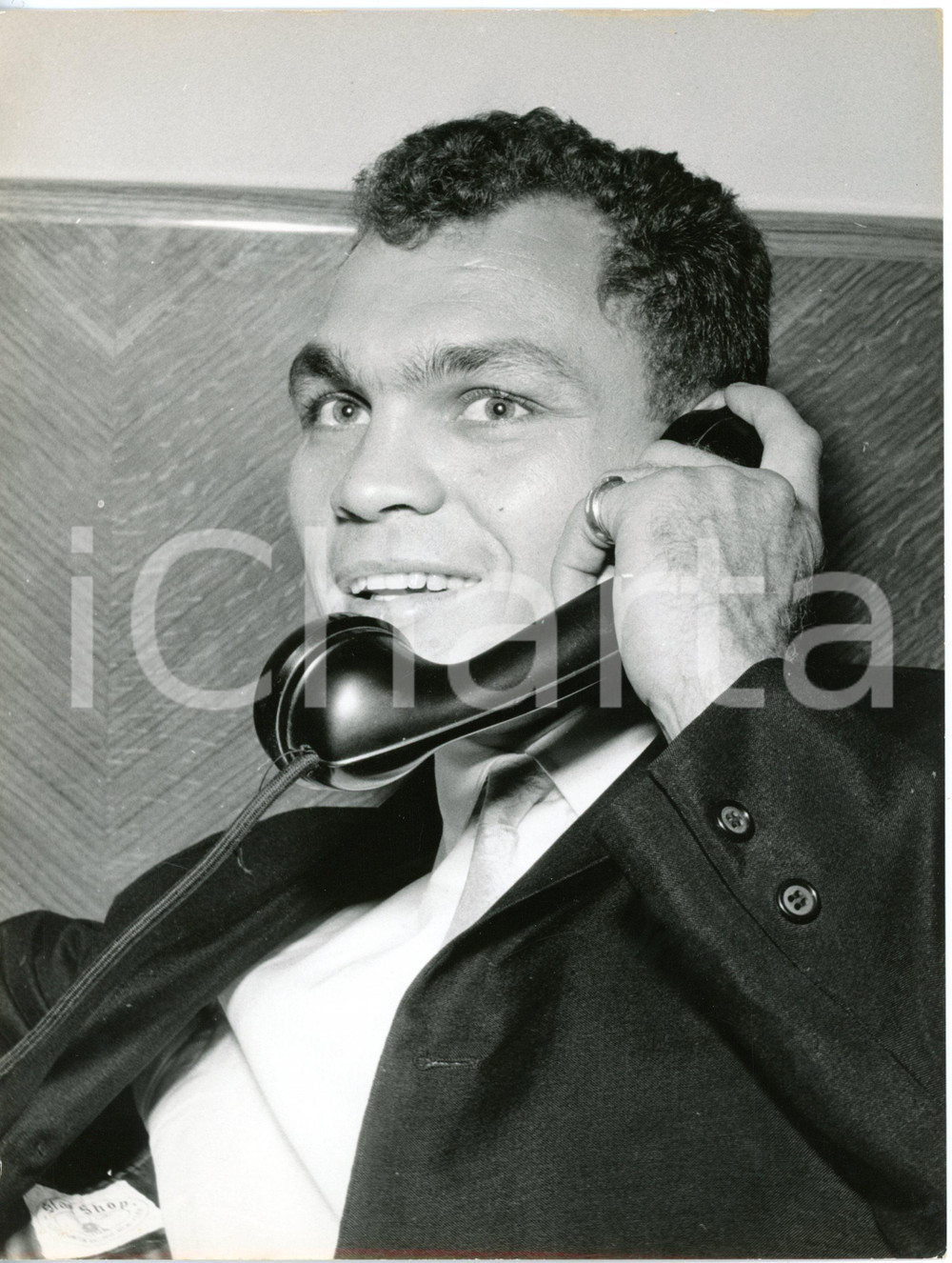 1960 MILANO BOXE Carlos ORTIZ al telefono prima dell'incontro con Duilio LOI