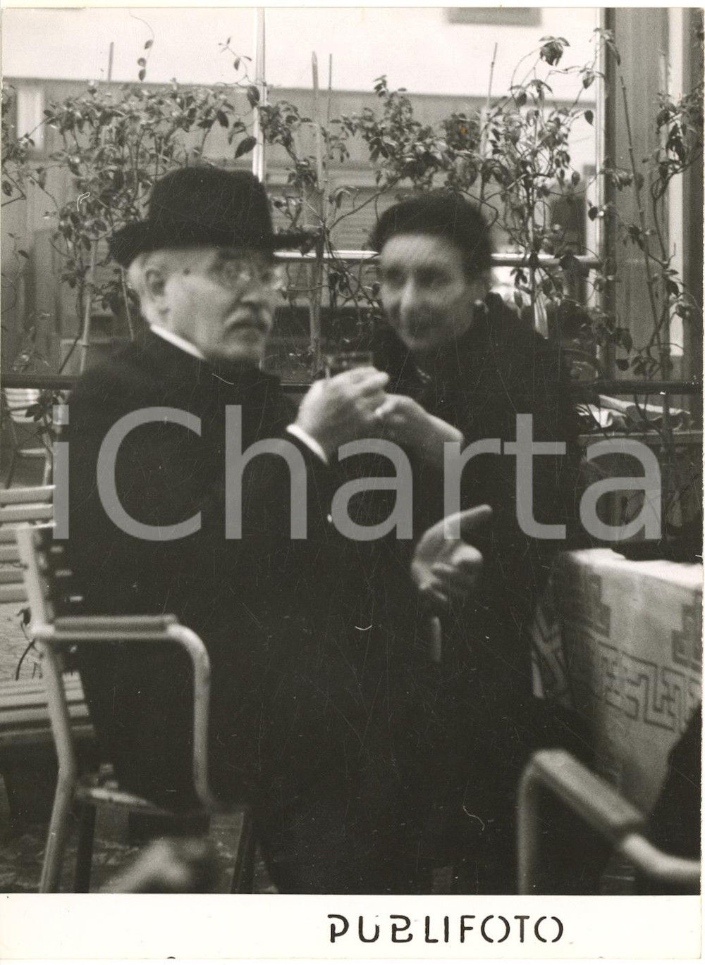 1955 MILANO MALPENSA Arturo TOSCANINI con la figlia Wally al bar dell'aeroporto