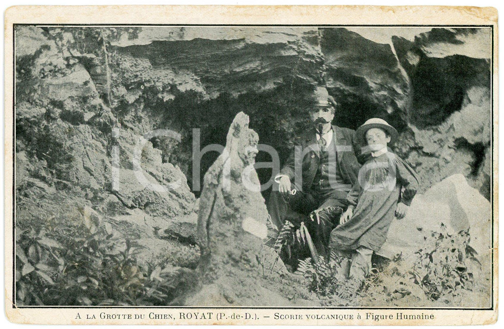 1900 ca ROYAT Grotte du chien - Scorie volcanique à figure humaine - Postcard  Cartolina postale d'epoca. POOR/danneggiato Smussature e piegature agli angoli, bruniture diffuse  originale e autentica 1