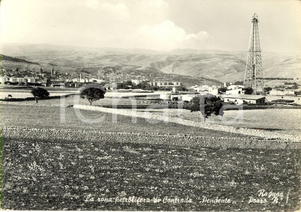 Cartolina originale da collezione 1950 ca RAGUSA Zona petrolifera CONTRADA PENDENTE con pozzo di estrazione FG NV 1