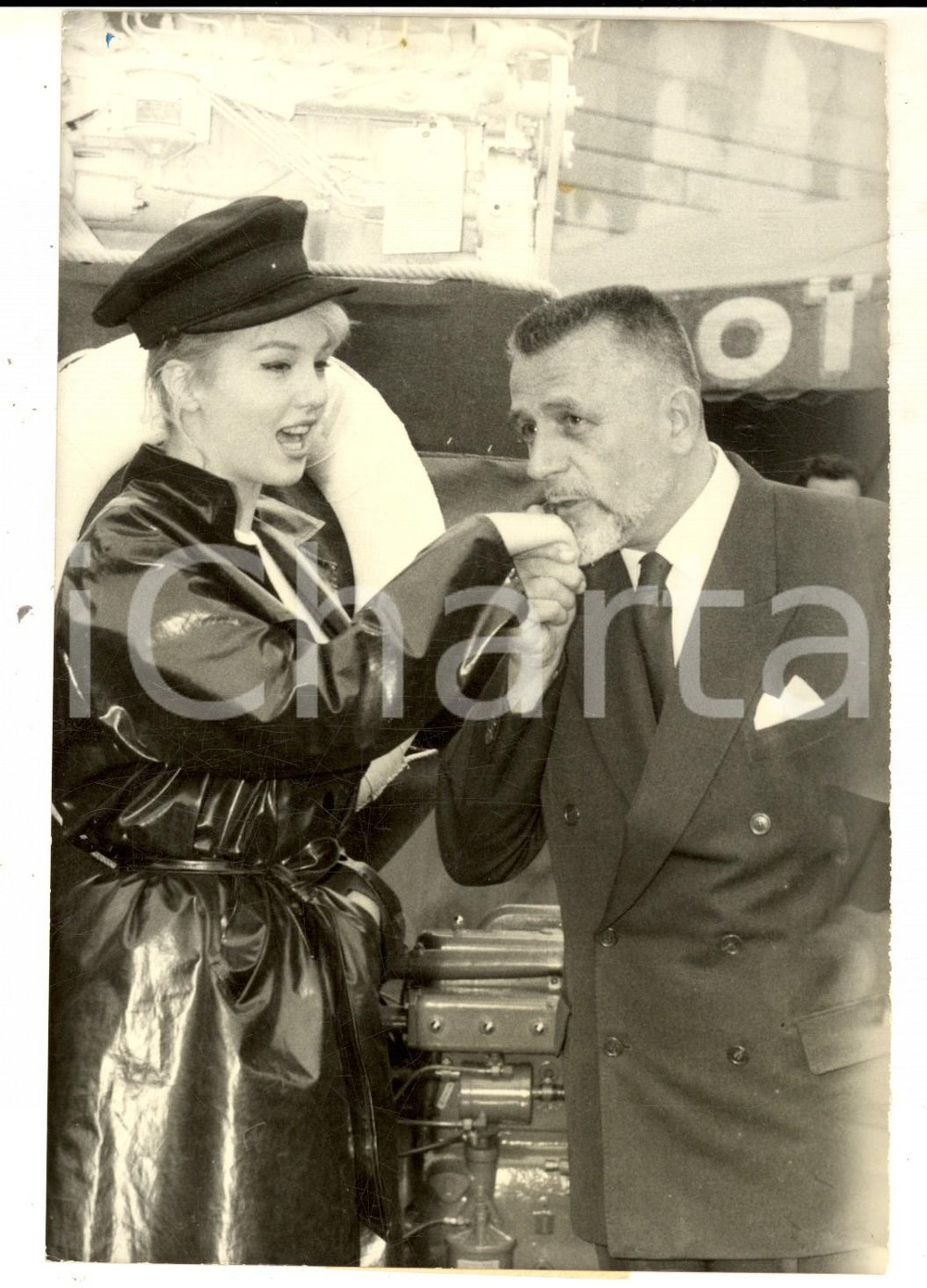 Fotografia d epoca originale 1961 PARIS SALON NAUTIQUE  MylÃ¨ne DEMONGEOT avec le ministre Robert BURON Foto 1