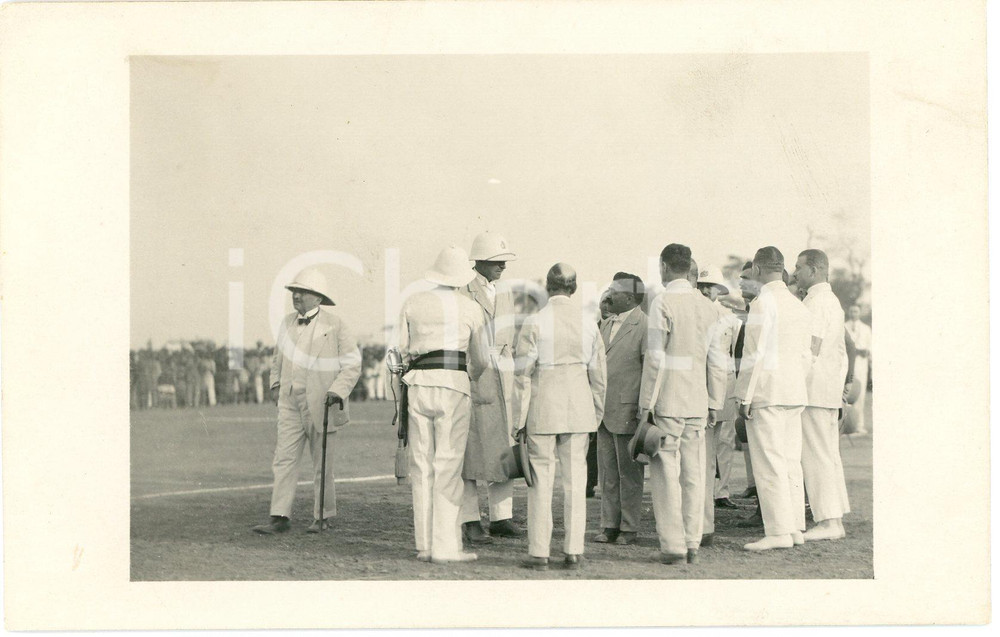 1928 CONGO BELGE Visite Roi Albert I - Avant un événement sportif *Photo GABRIEL Fotografia originale d'epoca, scattata durante la visita dei sovrani Alberto I ed Elisabetta del Belgio in Congo.FOTOGRAFO: L&eacute;opold Gabriel  GOOD/buono  Formato: 14x9 cm originale e autentica 1