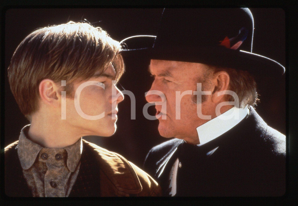 35mm vintage slide*1995 THE QUICK AND THE DEAD Gene HACKMAN Leonardo DiCAPRIO 1  Diapositiva d'epoca, in formato 35 mm.CONDIZIONI: GOODE' severamente vietata la riproduzione. Tutti i diritti sono riservati. ICharta mette in vendita, sul negozio eBay e in esclusiva sul sito "icharta" il proprio archivio composto da numerose diapositive e negativi fotografici d'epoca, tutti originali e autentici, che attraversano la storia del costume italiano tra gli la fine degli anni Sessanta e Novanta.Si tratta di uno sguardo inedito sull'attualit&agrave;, la politica, la vita quotidiana, il gossip e la cultura, che fotografa il cambiamento della nazione in quest'ultimo scorcio del XX secolo. Un'occasione unica per il mercato del collezionismo, che vede finalmente disponibile un archivio eccezionale per vastit&agrave;, tematiche e condizioni, in un settore (il negativo fotografico e la diapositiva) di assoluta novit&agrave; e dalle interessanti prospettive di investimento.  originale e autentica 1