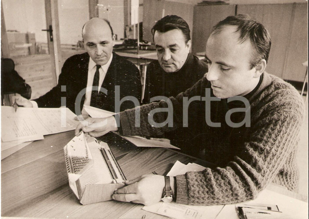 Fotografia d epoca originale 1969 PRAGUE Josef ZELENY shows his electronic calendar Foto 18x13 cm 1