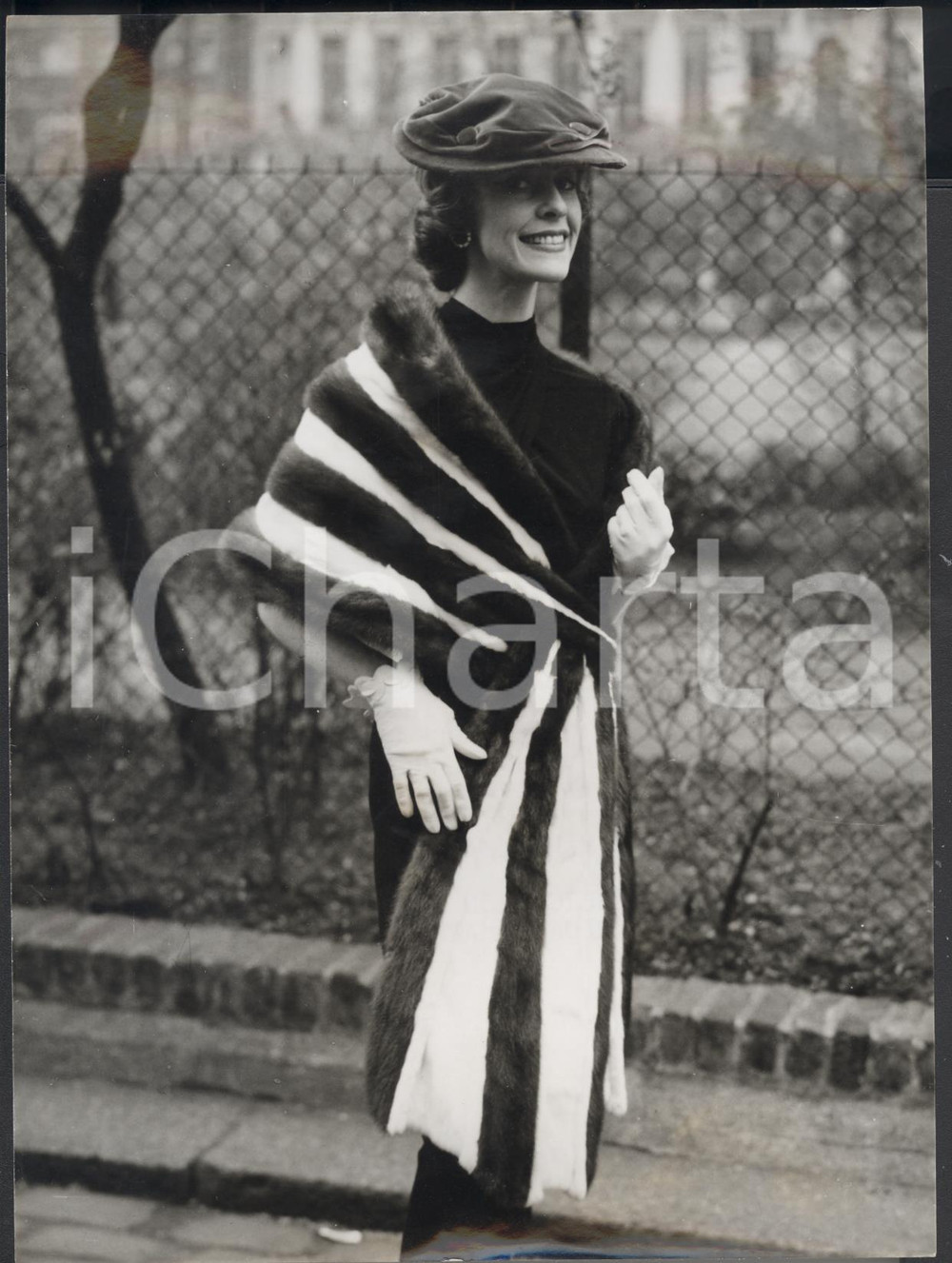 Fotografia d epoca originale 1956 LONDON Barbara MIURA wearing black and white armine fur Photo Fashion 1