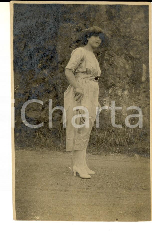 Fotografia d epoca originale 1920 AREA LOMBARDA Ritratto di Olga ROLLERI in tenuta da passeggio Foto 7x11 1