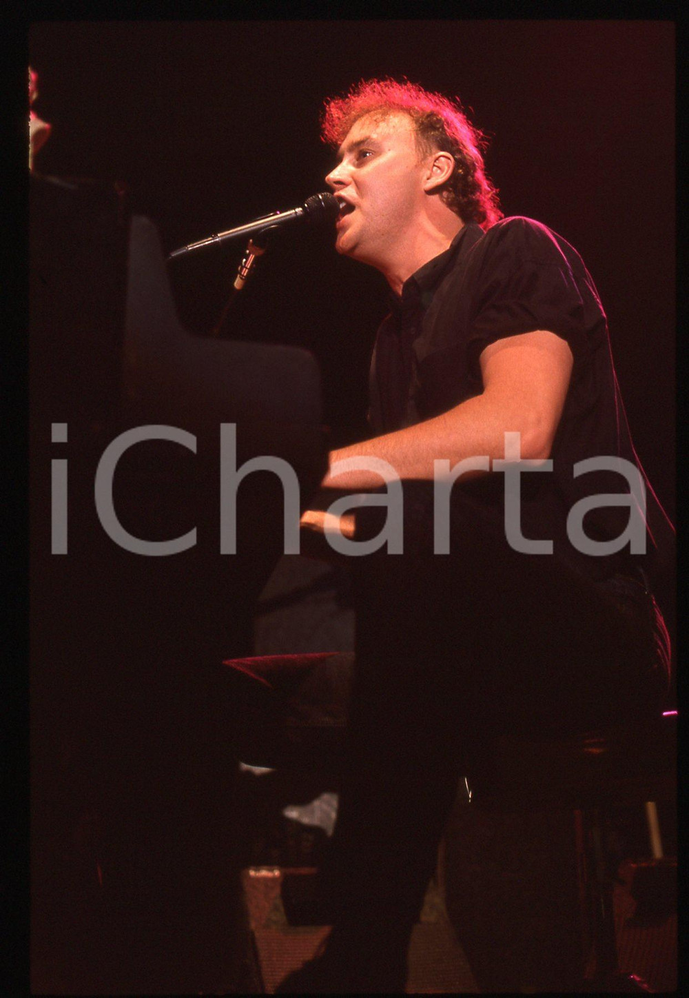 35mm vintage slide* 1987 Milano - Bruce Hornsby in concerto   Diapositiva d'epoca, in formato 35 mm. CONDIZIONI: GOODTutti i diritti riservati.E' severamente vietata la riproduzione. ICharta mette in vendita, sul negozio eBay e in esclusiva sul sito "icharta" il proprio archivio composto da numerose diapositive e negativi fotografici d'epoca, tutti originali e autentici, che attraversano la storia del costume italiano tra gli la fine degli anni Sessanta e Novanta.Si tratta di uno sguardo inedito sull'attualità, la politica, la vita quotidiana, il gossip e la cultura, che fotografa il cambiamento della nazione in quest'ultimo scorcio del XX secolo. Un'occasione unica per il mercato del collezionismo, che vede finalmente disponibile un archivio eccezionale per vastità, tematiche e condizioni, in un settore (il negativo fotografico e la diapositiva) di assoluta novità e dalle interessanti prospettive di investimento.  originale e autentica 1