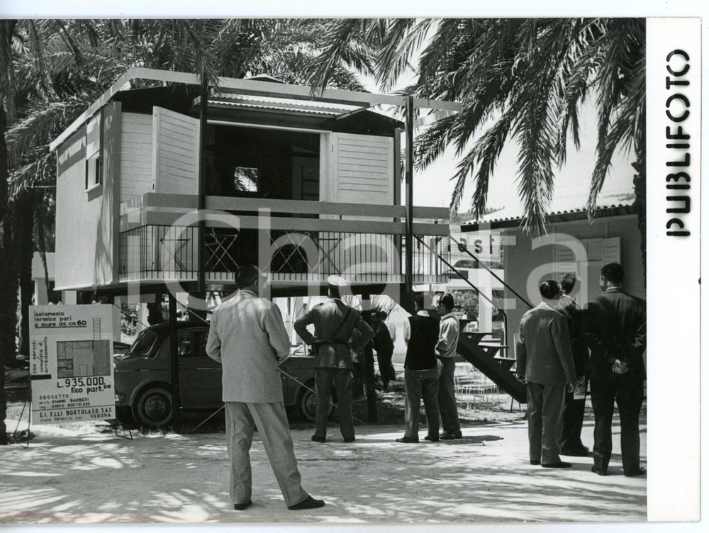 1958 NAPOLI Mostra d'Oltremare - Modello di casa prefabbricata in esposizione  Fotografia d'epoca con didascalia coeva al verso. CONDIZIONI: GFORMATO: 18x13 cm     originale e autentica 1