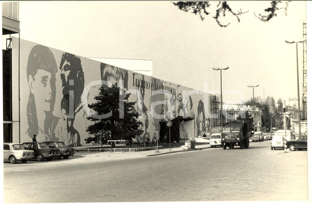 1975 ca FIERA DI MILANO Allestimento padiglione "L'uomo e la chimica" Foto 30x20