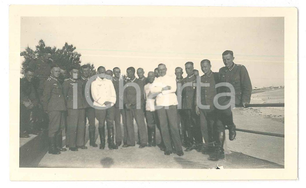 1936 JERSEY (UK) Hotel DEMI-DES-PAS 13 Komp. Inf. Rgt. 15 - Officers *Photo 11x7 Fotografia originale d'epoca, che mostra un gruppo di ufficiali della Wehrmacht in gita/trasferta, davanti all'albergo.    FAIR/discreto residui cartacei al verso Formato: 11x6 cm originale e autentica 1