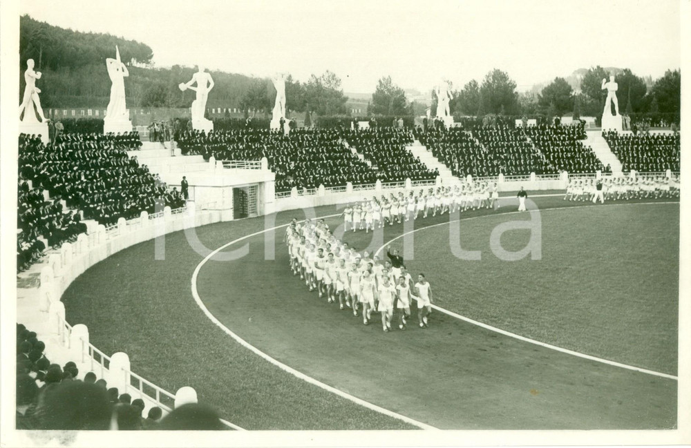 Fotografia d epoca originale 1934 ROMA FORO MUSSOLINI Adunata femminile dell OPERA BALILLA ammira gli atleti 1