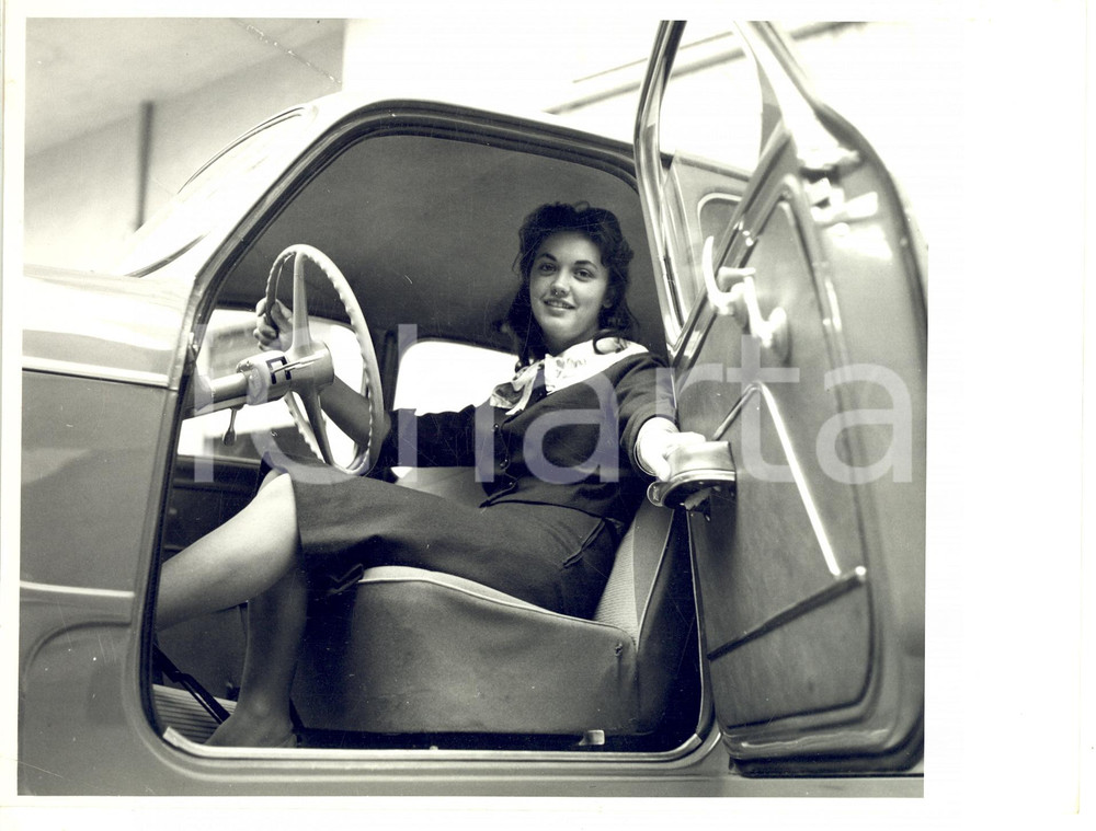 1959 TORINO Gabriella DOTTO eletta "Donna Ideale 1959" alla guida di un'auto Fotografia d'epoca con didascalia coeva al verso.  CONDIZIONI: FAIR (lievi piegature marginali) FORMATO: 24x18 cm     originale e autentica 1