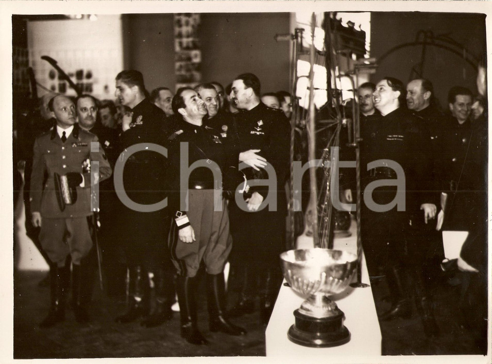 Fotografia d'epoca originale 1935 MILANO Mostra Sport - Achille STARACE e Duca BERGAMO stand bicicletta *Foto 1