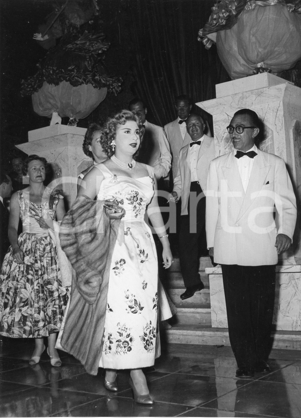 Agosto 1955 MONTECARLO Sporting d'Eté - Narriman SADIQ d'Egitto (2) Foto 18x24 1955Fotografia vintage rara d'epoca.Timbro archivio Publifoto Genova al verso.FORMATO: 18x24 cm CONDIZIONI: FAIR (increspature marginali e difetti di stampa)ICHARTA mette in vendita le stampe vintage della collezione Publifoto Genova, per la maggior parte inedita o in tiratura di pochi esemplari. Si tratta di un'ottima opportunit&agrave; di investimento per i collezionisti di fotografie d'epoca.    originale e autentica 1