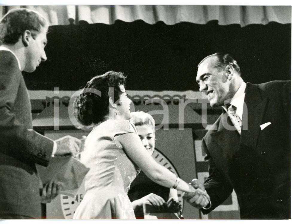 1957 LASCIA O RADDOPPIA? Primo CARNERA stringe la mano a Concita MIONI *Foto