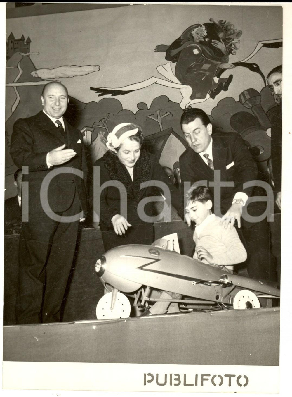 1955 ROMA Mario SCELBA alla consegna doni per figli dipendenti Ministero Interni