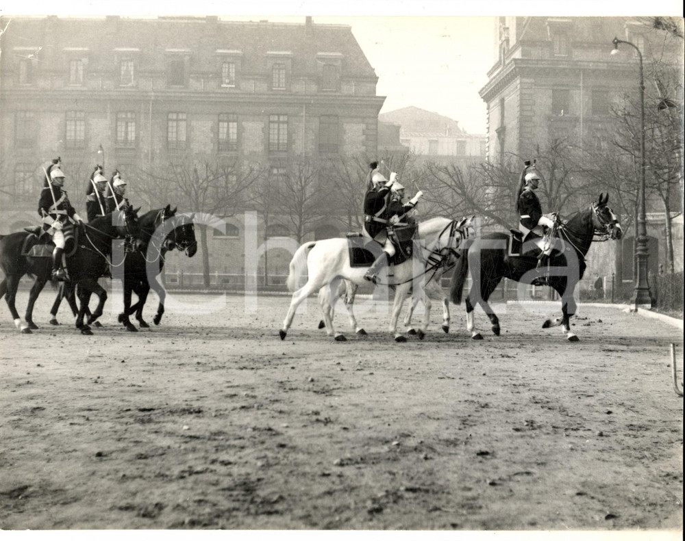 Fotografia d epoca originale 1960 ca PARIS ? CÃ©rÃ©monie avec les dragons Ã  cheval Photo 24x18 cm 1