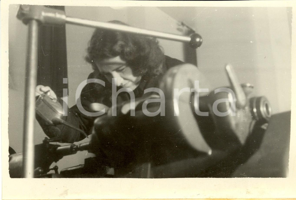 Fotografia d epoca originale 1943 WW2 ROMA Donna operaia al lavoro in uno stabilimento siderurgico Foto FASI 1