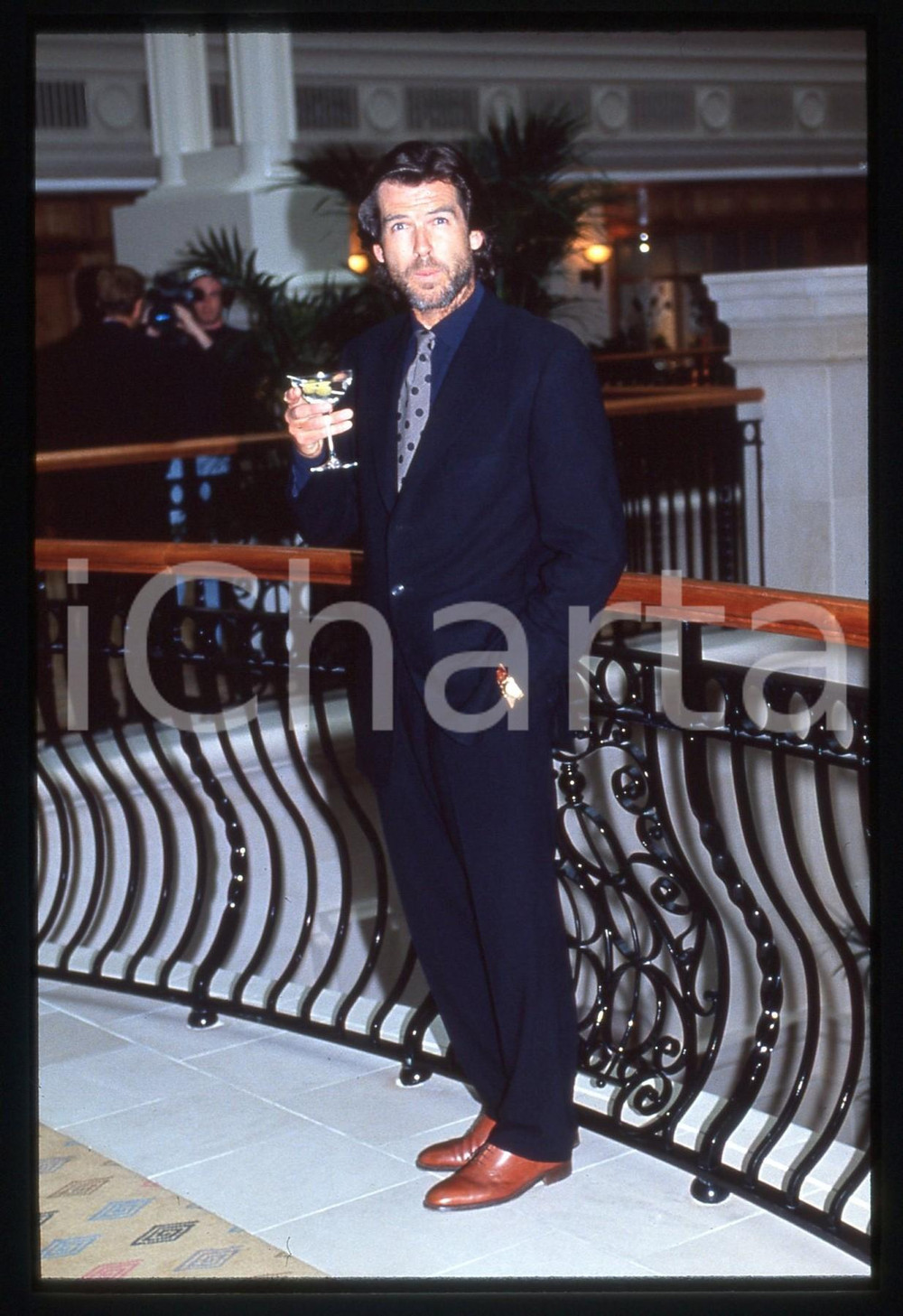 35mm vintage slide* 1994 LONDON Pierce BROSNAN Presentazione James BOND 007 (4)  Diapositiva d'epoca, in formato 35 mm.CONDIZIONI: GOOD Tutti i diritti riservati.E' severamente vietata la riproduzione. ICharta mette in vendita, sul negozio eBay e in esclusiva sul sito "icharta" il proprio archivio composto da numerose diapositive e negativi fotografici d'epoca, tutti originali e autentici, che attraversano la storia del costume italiano tra gli la fine degli anni Sessanta e Novanta.Si tratta di uno sguardo inedito sull'attualità, la politica, la vita quotidiana, il gossip e la cultura, che fotografa il cambiamento della nazione in quest'ultimo scorcio del XX secolo. Un'occasione unica per il mercato del collezionismo, che vede finalmente disponibile un archivio eccezionale per vastità, tematiche e condizioni, in un settore (il negativo fotografico e la diapositiva) di assoluta novità e dalle interessanti prospettive di investimento.New layer...  originale e autentica 1