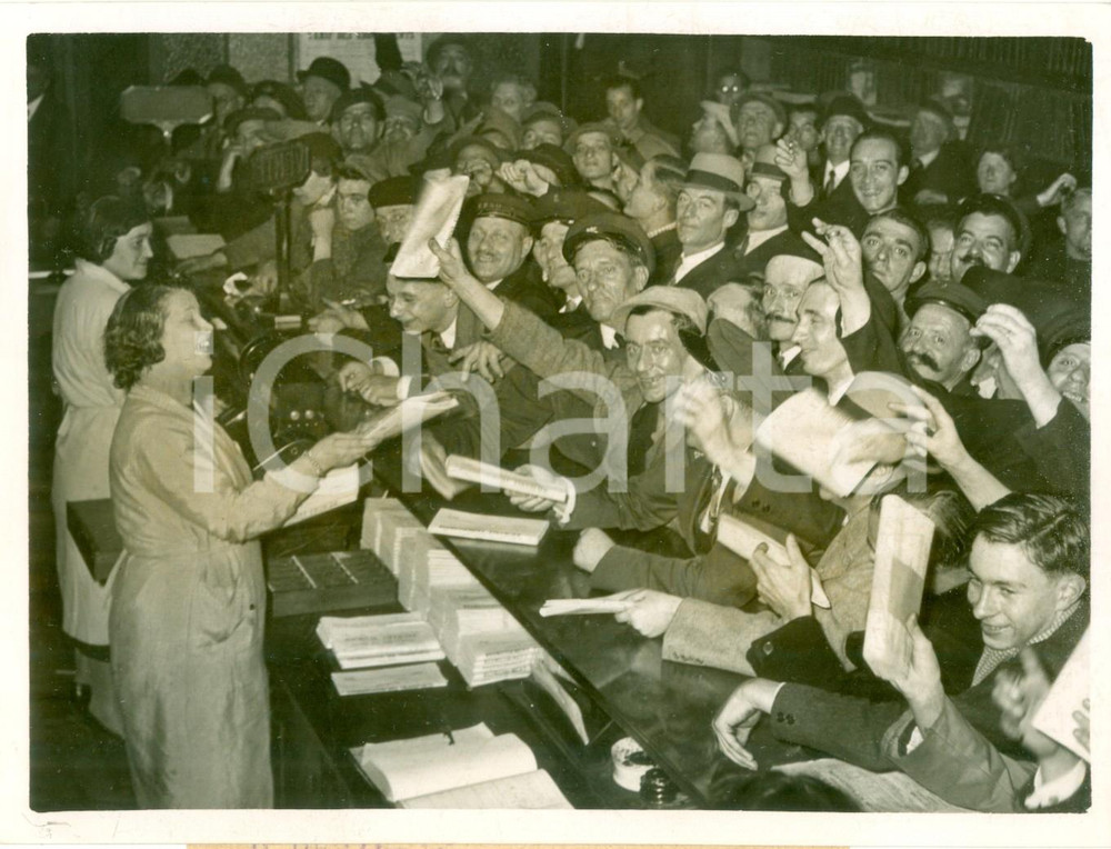 Fotografia d epoca originale 1938 PARIS Folla si accalca per acquistare il JOURNAL OFFICIEL Fotografia 1