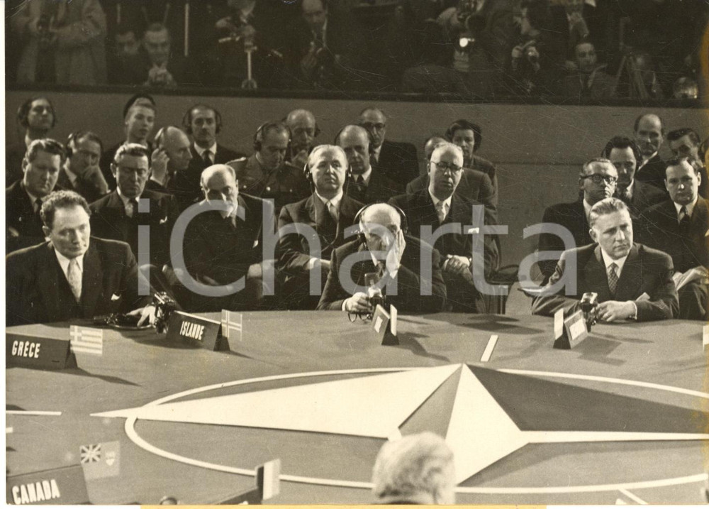1957 PARIS NATO Adone ZOLI alla conferenza inaugurale - Foto 18x13 cm  Fotografia d'epoca con didascalia coeva.  CONDIZIONI: G FORMATO: 18x13 cm     originale e autentica 1