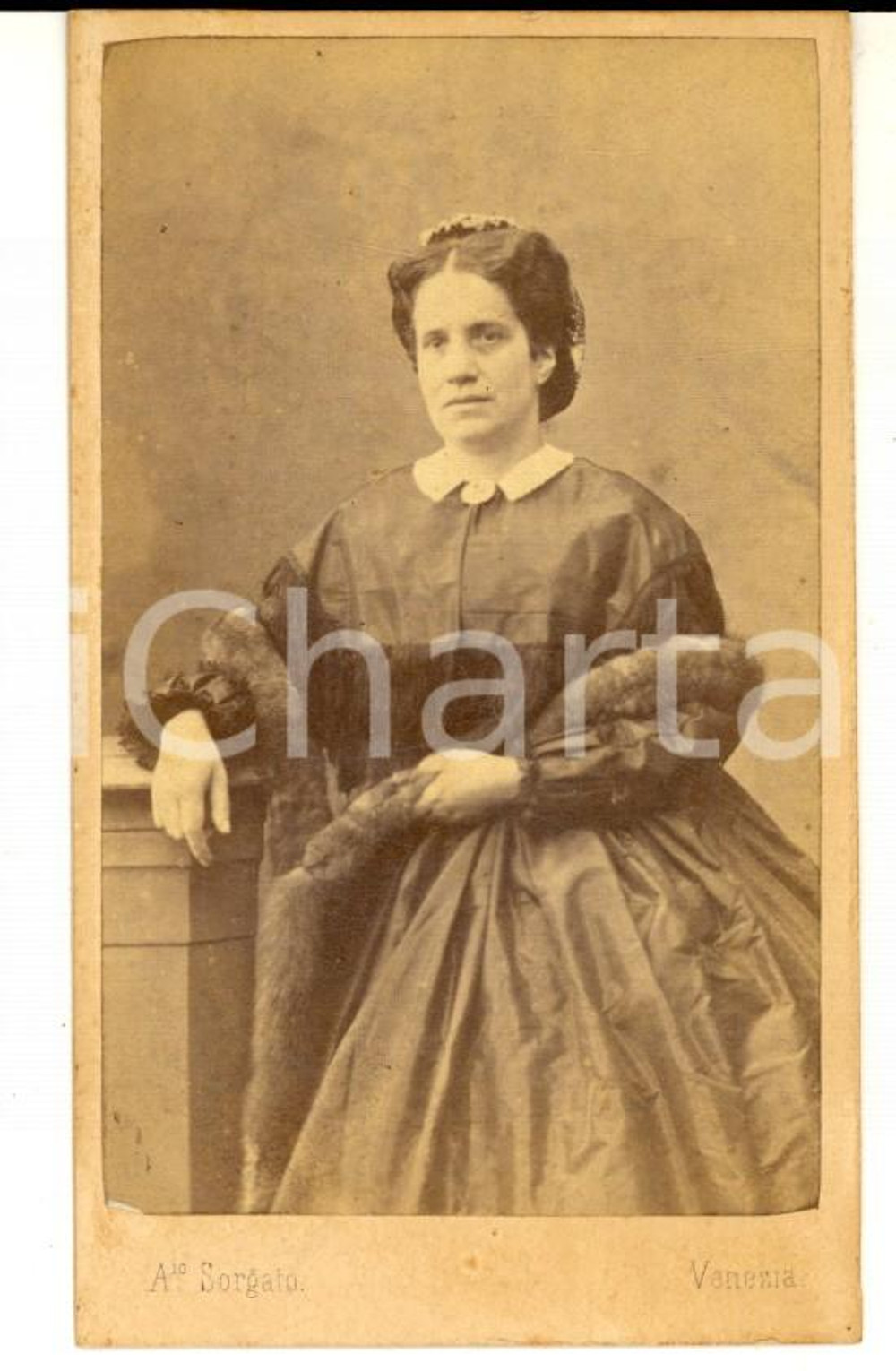 Fotografia d epoca originale 1870 ca VENEZIA Ritratto di nobildonna con stola in pelliccia Foto SORGATO CDV 1