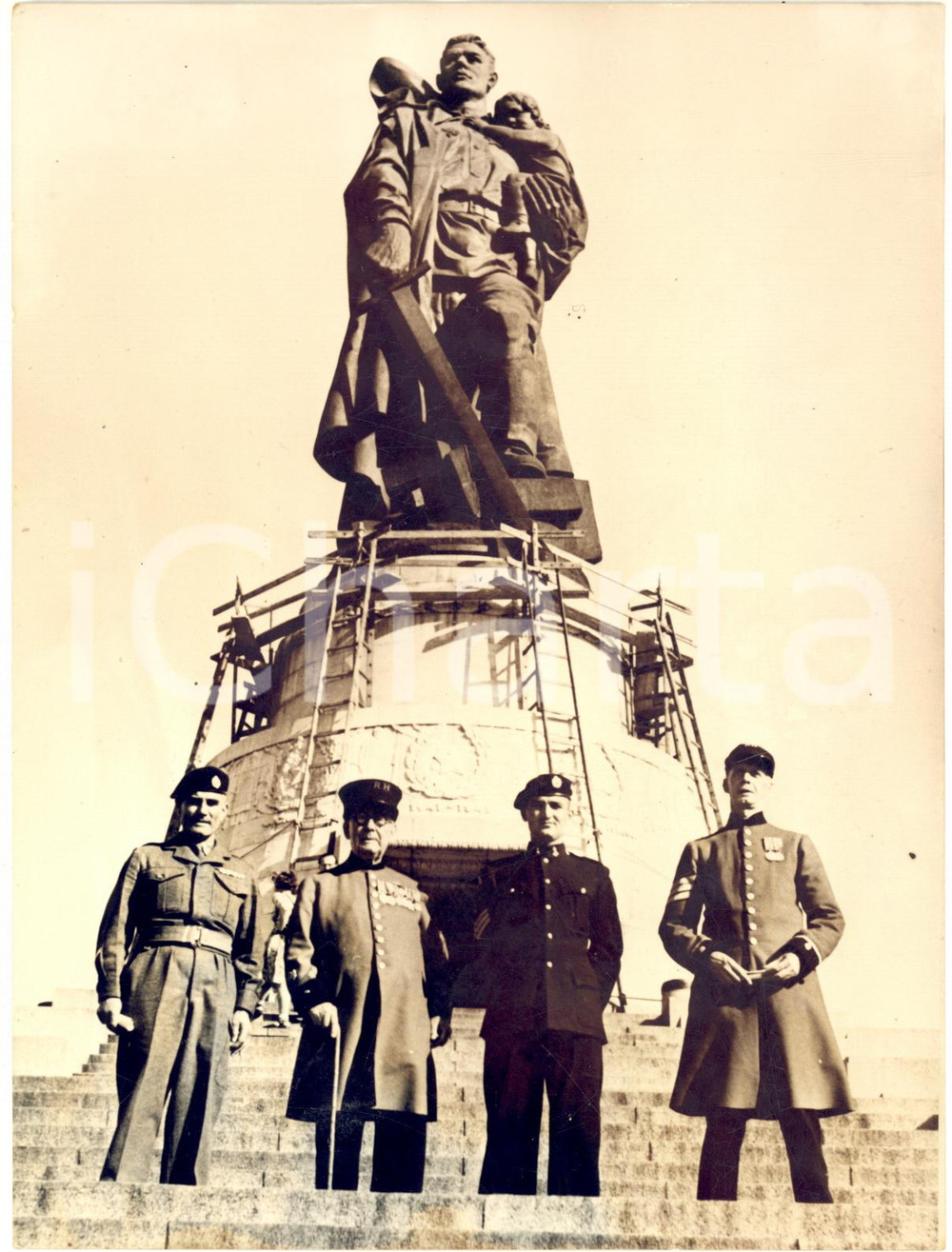 1953 EAST BERLIN British war veterans visiting the Soviet War Memorial *Photo