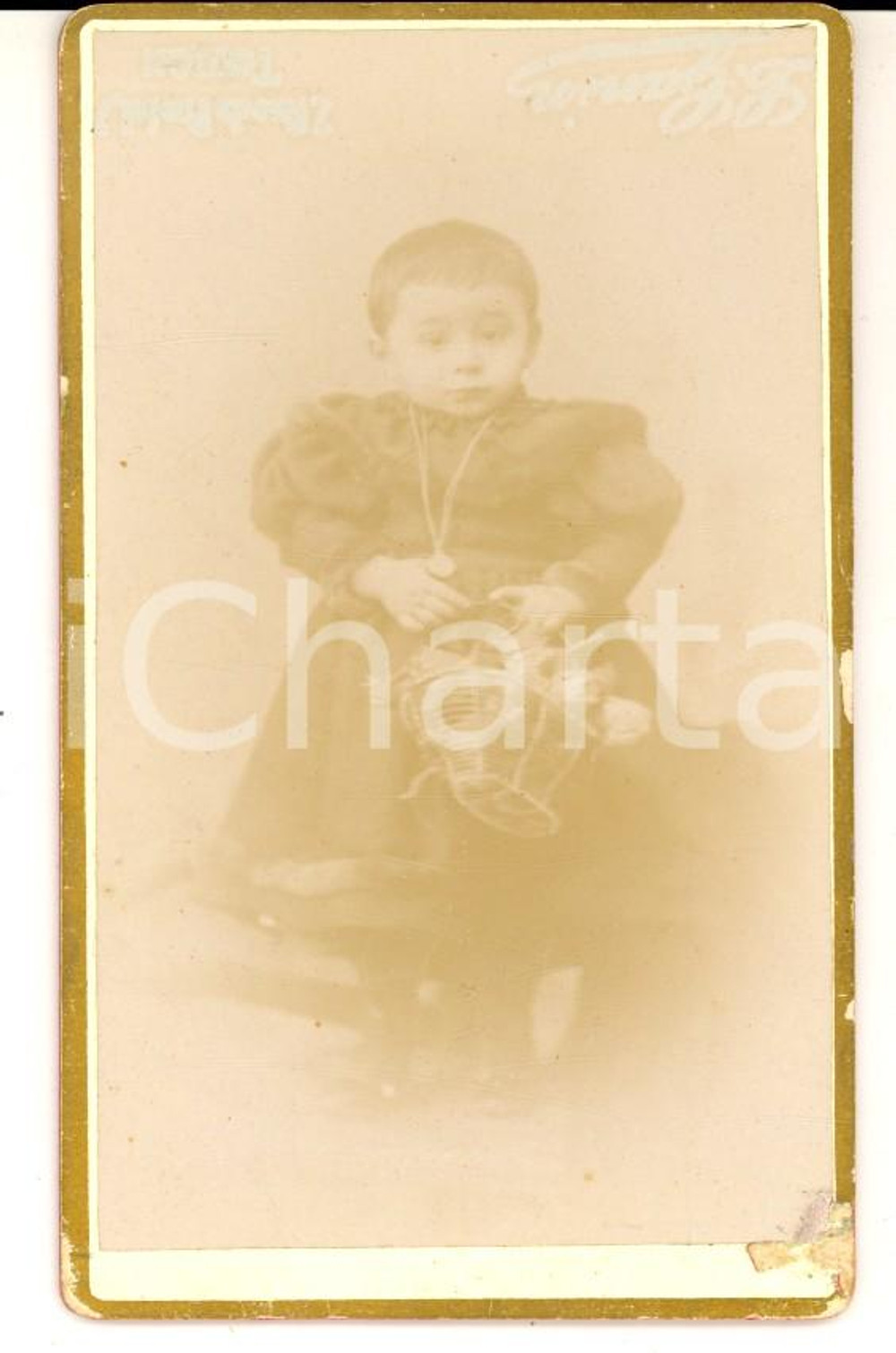 Fotografia d epoca originale 1900 ca TOULON F Bambina in abito nero con cestino Foto L. GANIN CDV 1