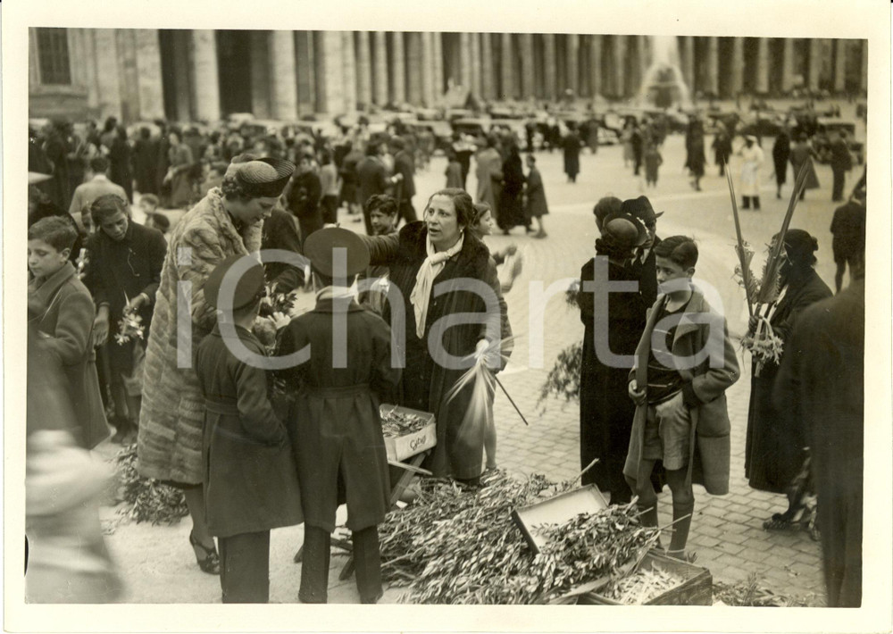 Fotografia d epoca originale 1938 ROMA Piazza SAN PIETRO Distribuzione rami d olivo Domenica Palme Foto 1