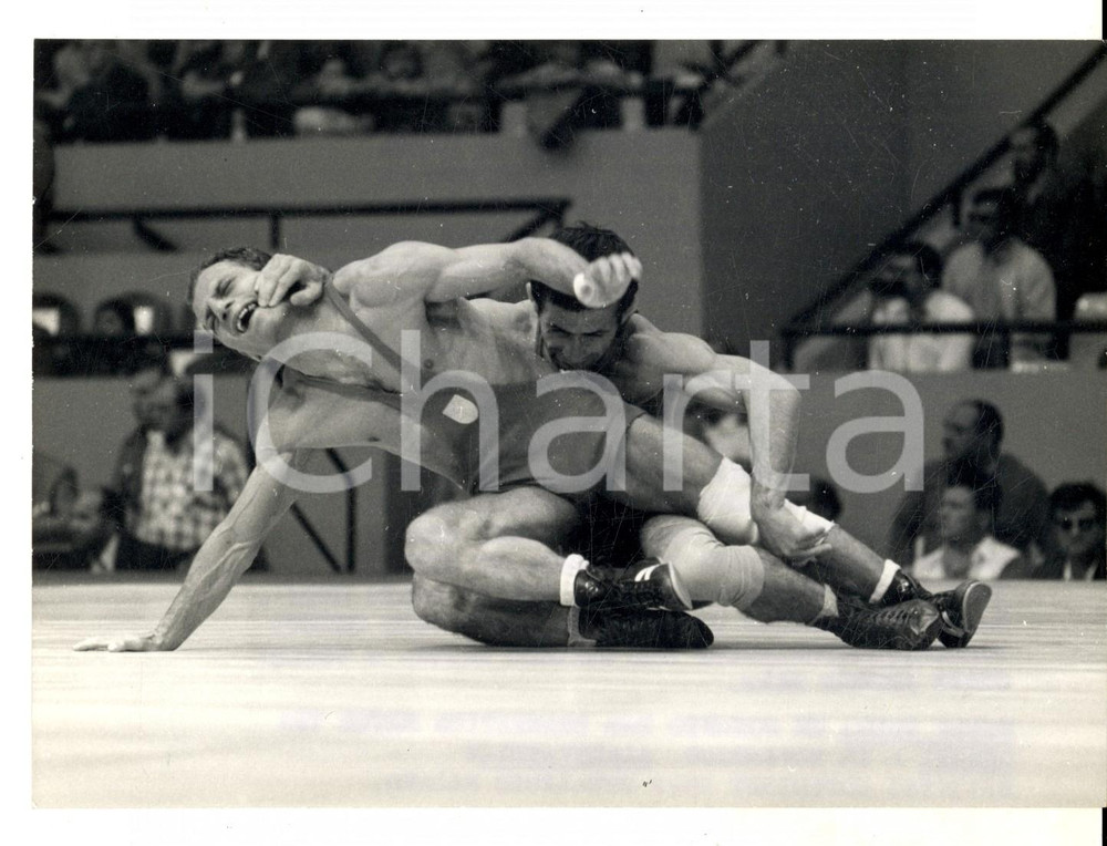 Fotografia d epoca originale 1972 MILANO PUGILATO Vincenzo GRASSI ferito vs Arsen ALAKHVERDIEV Foto 1