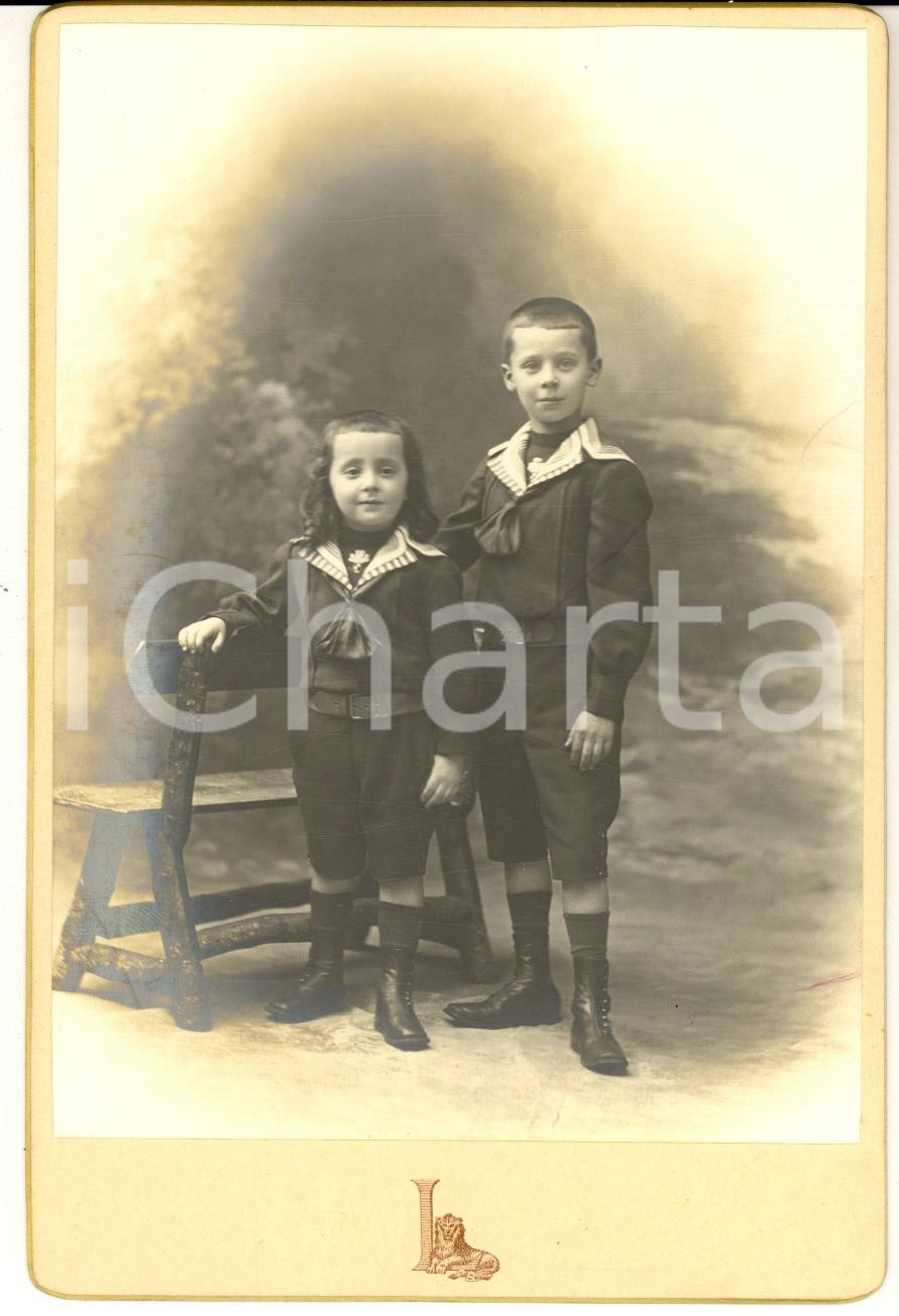 Fotografia d epoca originale 1890 ca PARIS Fratellini vestiti alla marinara Foto Grand Magasins LOUVRE 11x16 1