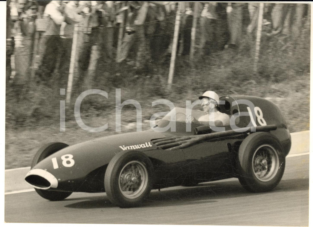 1957 AUTOMOBILISMO GP MONZA Passaggio di Stirling MOSS vincitore - Foto 18x13