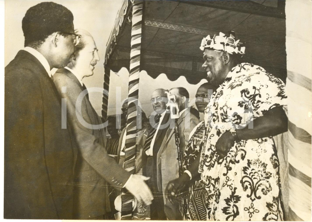 1960 GHANA Harold MACMILLAN meets a tribal chief during his African tour *Photo Fotografia d'epoca con didascalia coeva.  CONDIZIONI: GFORMATO: 18x13 cm    originale e autentica 1