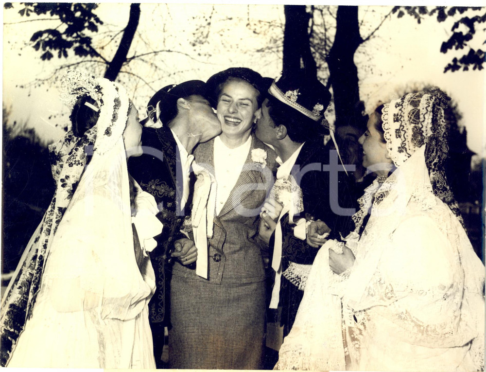 1957 CHENNEVIERES Hungarian dancers wed - The bridegrooms kissing Ingrid BERGMAN