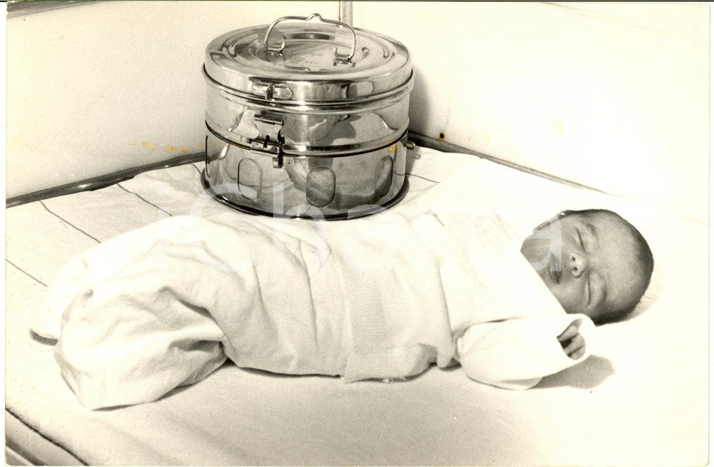 1971 MILANO Benedetta MAZZINI CROCCO (figlia di MINA) neonata (2) Foto 31x20 cm