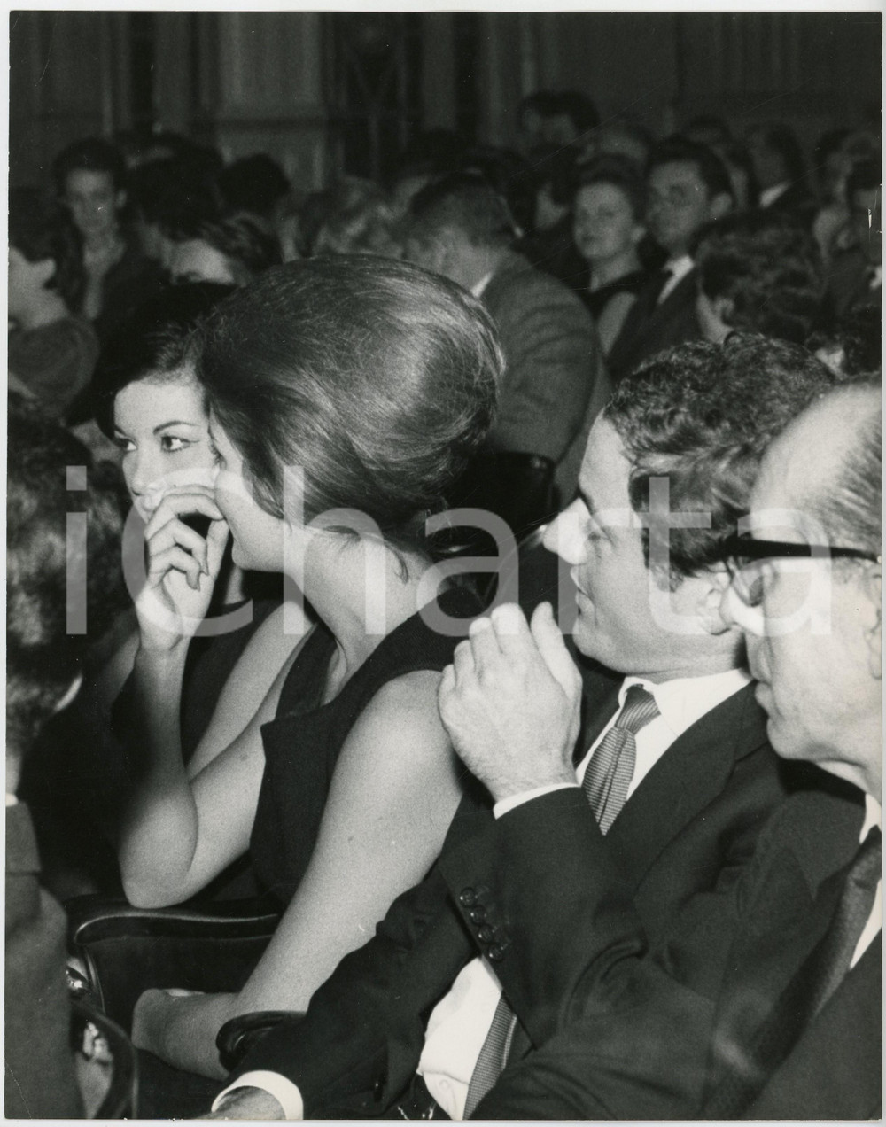 Fotografia d epoca originale 1970 ca MILANO Cesare SPADACCINI e Sylvia CASABLANCAS  a una serata  Foto 22x26 1