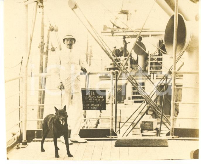 1930 ca CONGO BELGE Ufficiale coloniale con il suo cane su una nave *Foto 8x7 cm  Fotografia d'epoca. GOOD/buono  Formato: 8x7 cm originale e autentica 1