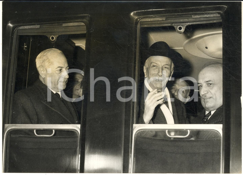 1961 ROMA Amintore FANFANI e Antonio SEGNI sul treno per Parigi *Foto 18x13 cm