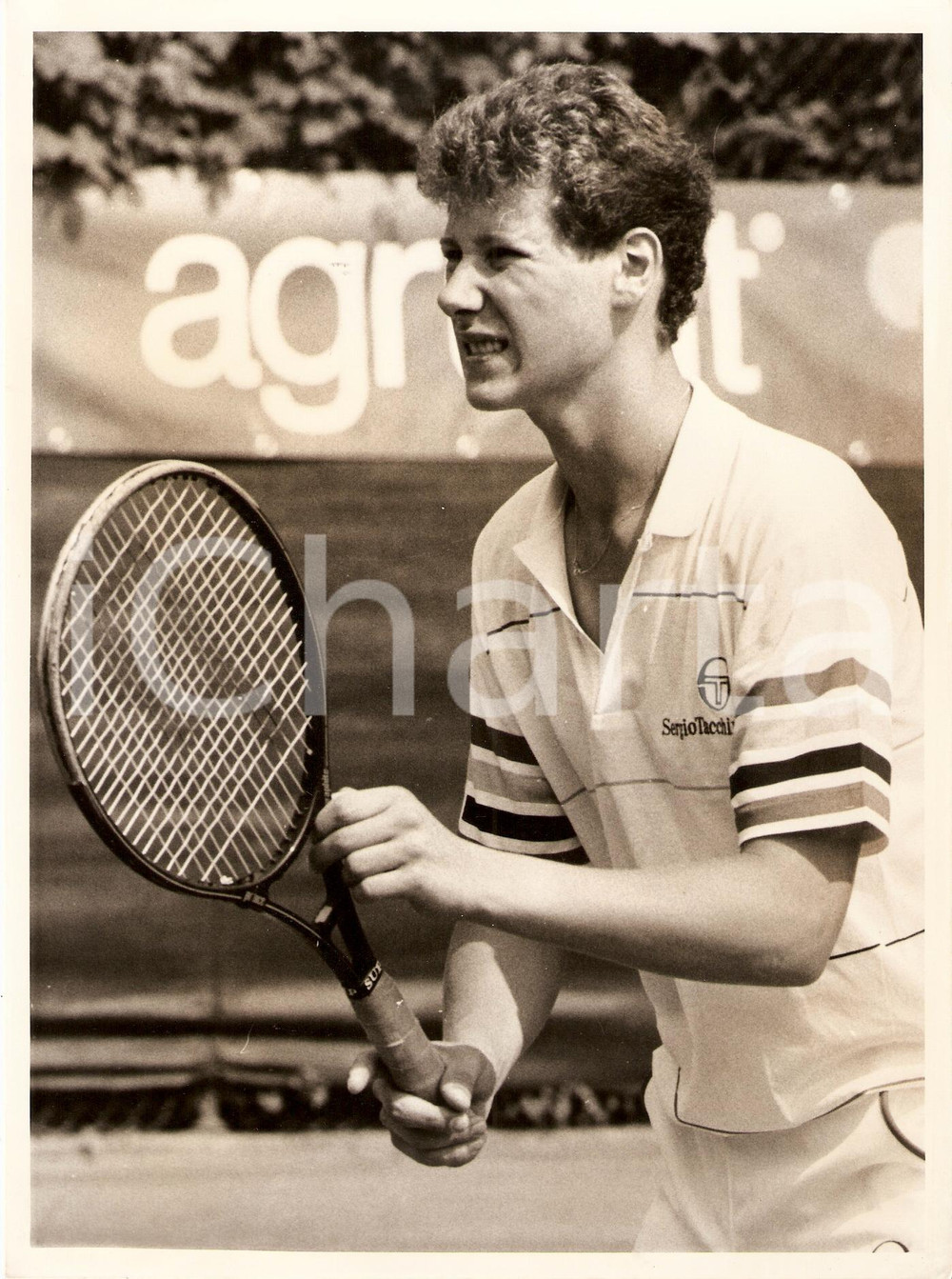 Fotografia d epoca originale 1990 ca SVEZIA Tennis Niklas KULTI durante match Sponsor SERGIO TACCHINI Foto 1
