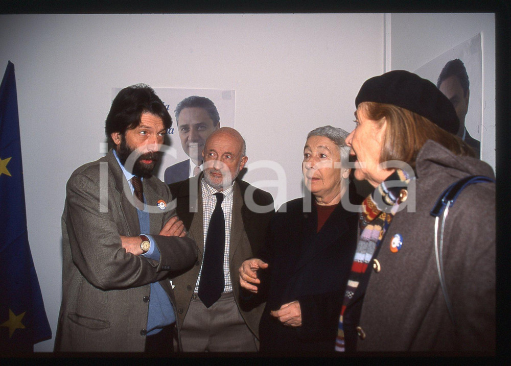 35mm vintage slide* 2000 MILANO Massimo CACCIARI Gae AULENTI Vittorio GREGOTTI 1  Diapositiva d'epoca, in formato 35 mm. Nella diapositiva compaiono Massimo Cacciari, Gae Aulenti, Vittorio Gregotti e Milly Moratti in occasione dell'inaugurazione dei "Comitati Rutelli" organizzati dall'Ulivo a Milano, il 5 dicembre 2000.CONDIZIONI: GOOD Tutti i diritti riservati.E' severamente vietata la riproduzione. ICharta mette in vendita, sul negozio eBay e in esclusiva sul sito "icharta" il proprio archivio composto da numerose diapositive e negativi fotografici d'epoca, tutti originali e autentici, che attraversano la storia del costume italiano tra gli la fine degli anni Sessanta e Novanta.Si tratta di uno sguardo inedito sull'attualit&agrave;, la politica, la vita quotidiana, il gossip e la cultura, che fotografa il cambiamento della nazione in quest'ultimo scorcio del XX secolo. Un'occasione unica per il mercato del collezionismo, che vede finalmente disponibile un archivio eccezionale per vastit&agrave;, tematiche e condizioni, in un settore (il negativo fotografico e la diapositiva) di assoluta novit&agrave; e dalle interessanti prospettive di investimento.  originale e autentica 1