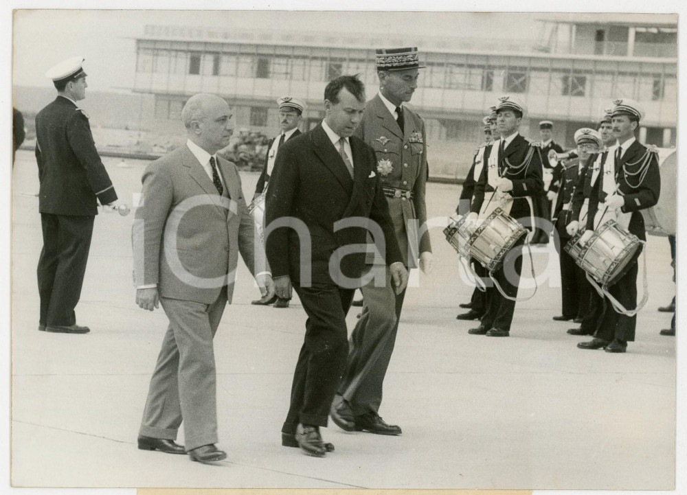 1960 PARIS ORLY Arrivo di Amintore FANFANI accolto da Michel DEBRE' - Foto 18x13 Fotografia d'epoca, con didascalia coeva al verso. CONDIZIONI: GFORMATO: 18x13 cm    originale e autentica 1