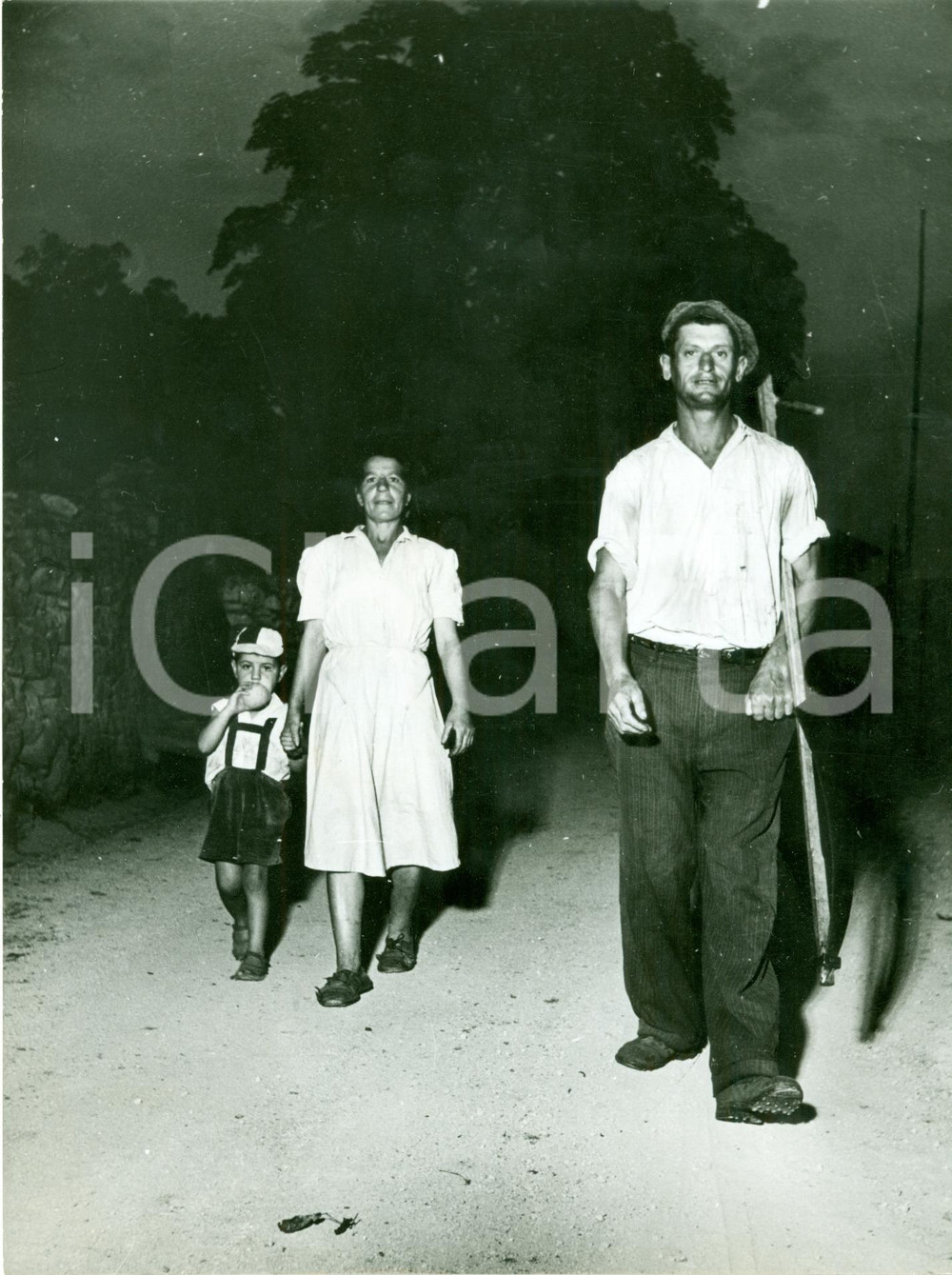 Fotografia d epoca originale 1955 ca TERRITORIO LIBERO TRIESTE Famiglia contadini sloveni altipiano FOTO 1