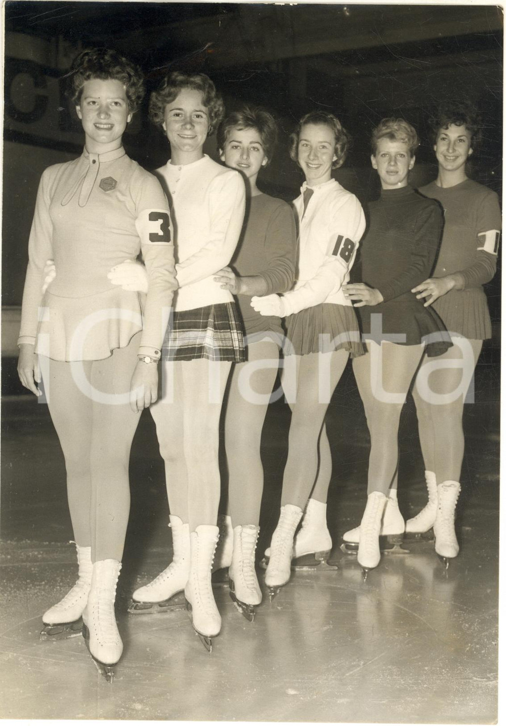 1959 SKATING RICHMOND TROPHY Six girls ready for the competition *Photo 15x20 cm