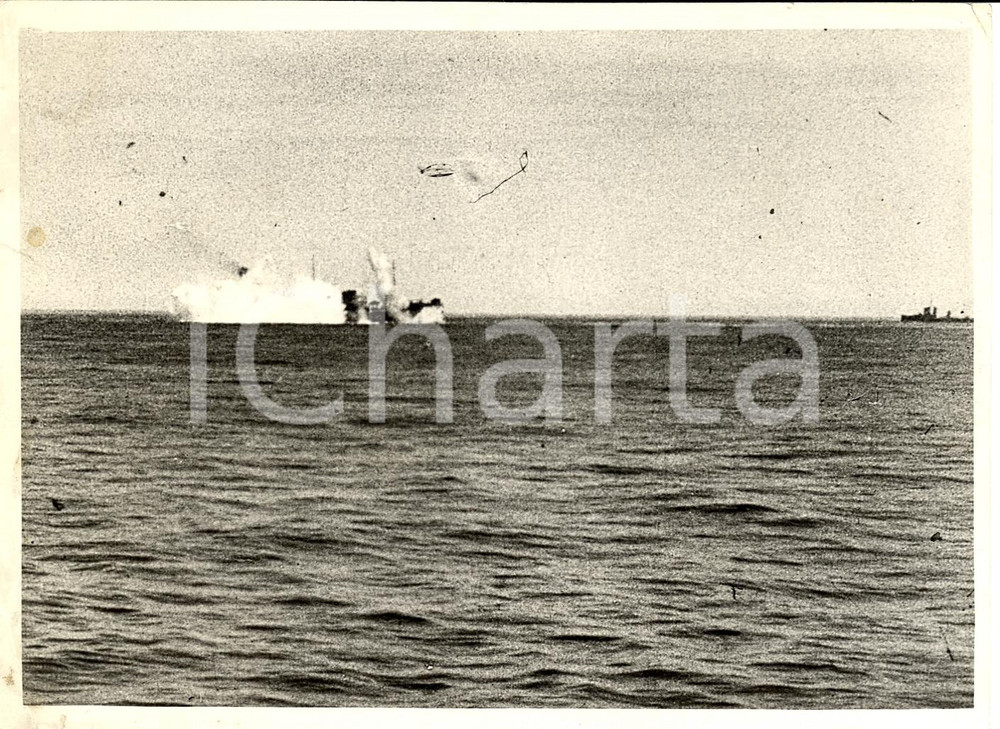 Fotografia d'epoca originale 1943 WW2 Aerei Asse bombardano convogli MEDITERRANEO 1