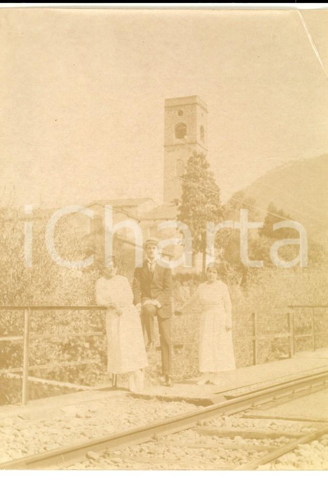Fotografia d epoca originale 1919 BORGO A MOZZANO LU Famiglia con la chiesa di SAN ROCCO Foto 9x13 cm 1