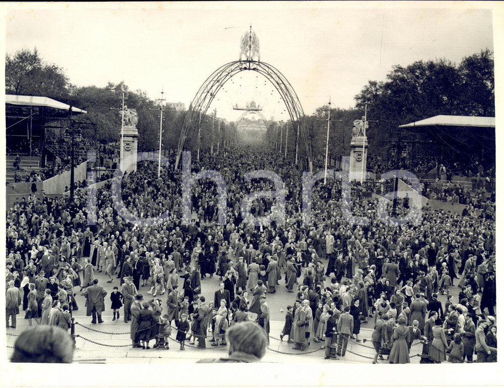 1953 LONDON Coronation Day - The crowd in The Mall - Photo 20x15 cm Fotografia d'epoca con didascalia coeva.  CONDIZIONI: G (ma lievi increspature al margine superiore) FORMATO: 20x15 cm     originale e autentica 1