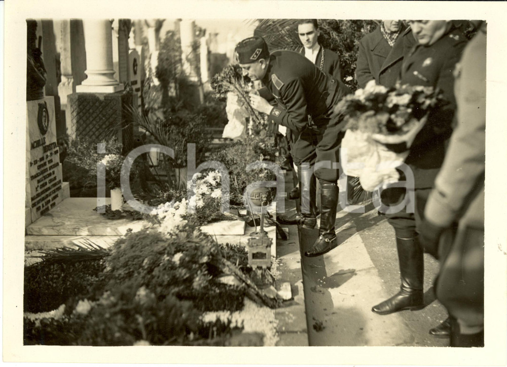 Fotografia d epoca originale 1936 MILANO Cimitero MUSOCCO Rino PARENTI depone fiori a Caduti Fascisti Foto 1