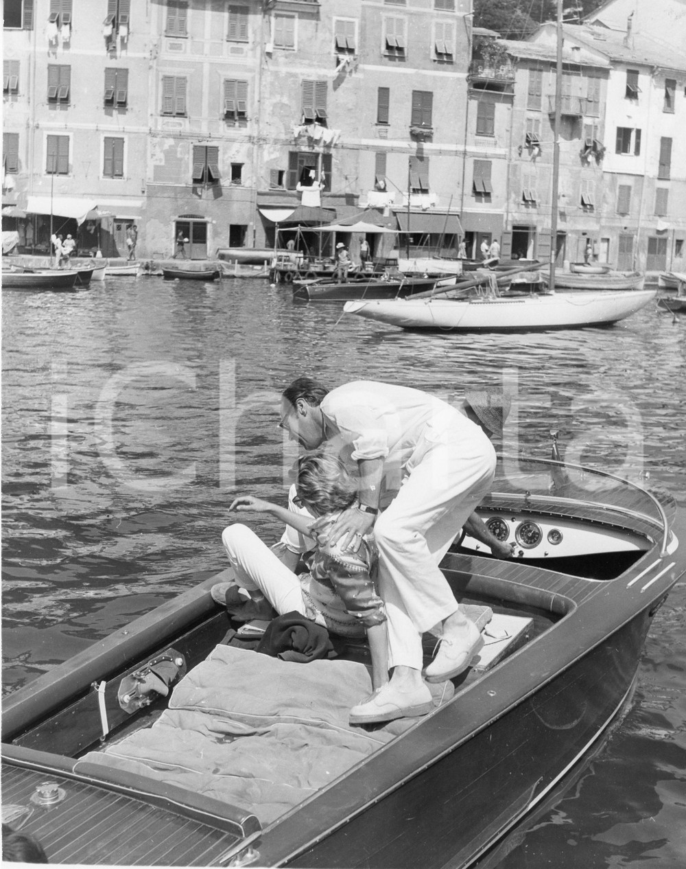 1958 PORTOFINO Rex HARRISON e Kay KENDALL in barca () Foto vintage 22x24 1958Fotografia vintage rara d'epoca.Timbro archivio Publifoto Genova al verso.FORMATO: 22x24 cm CONDIZIONI: FAIR (difetti di stampa)ICHARTA mette in vendita le stampe vintage della collezione Publifoto Genova, per la maggior parte inedita o in tiratura di pochi esemplari. Si tratta di un'ottima opportunit&agrave; di investimento per i collezionisti di fotografie d'epoca.    originale e autentica 1