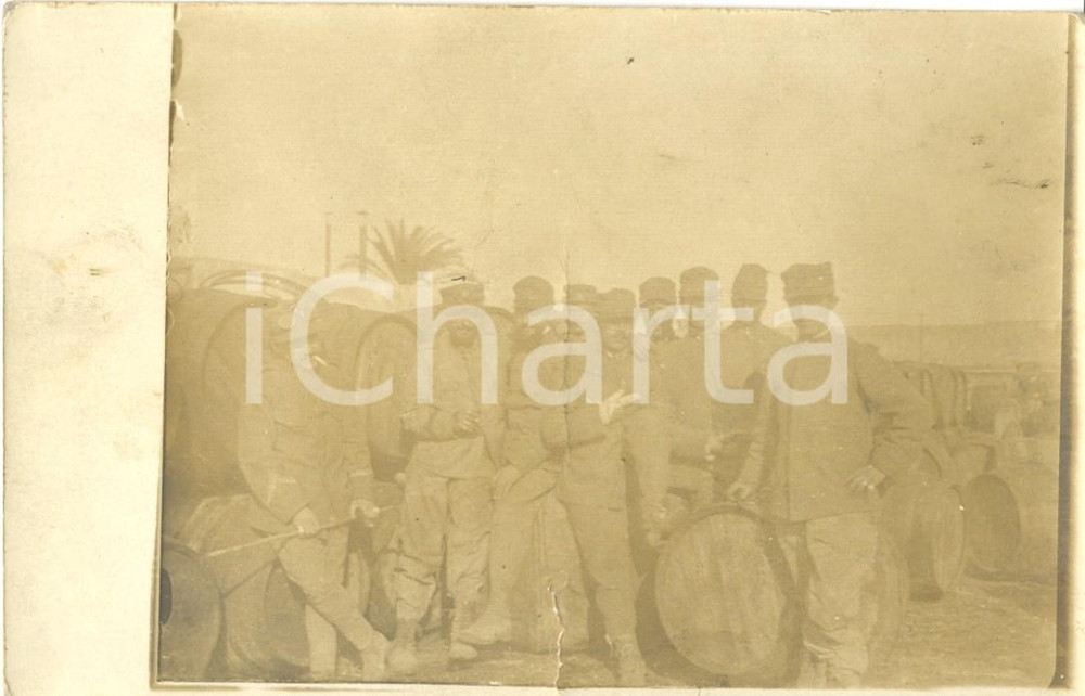Fotografia d epoca originale 1913 TRIPOLI LIBIA Soldati di fanteria in posa tra le botti Foto DANNEGGIATA 1