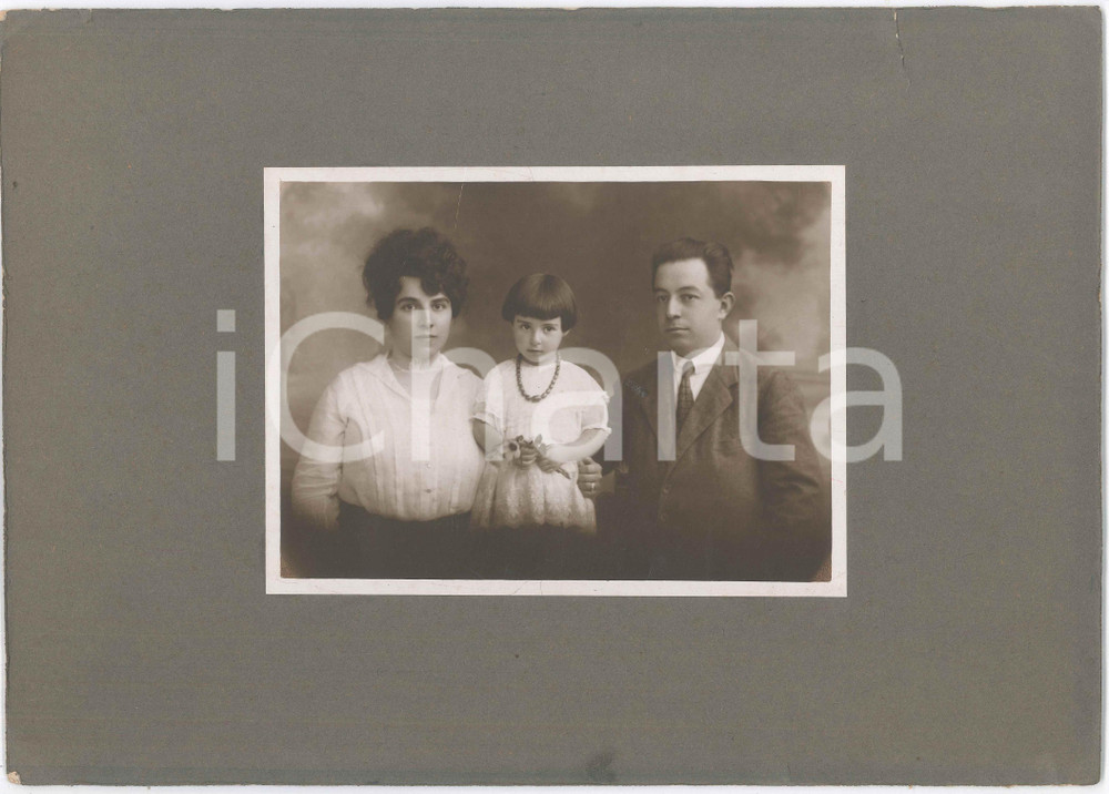 1920 ca ITALIA Ritratto di famiglia con bambina - Foto COSTUME 35x25 cm Fotografia originale d'epoca, montata su cartoncino rigido. FAIR/discreto piegature marginali Formato: 35x25 cm originale e autentica 1